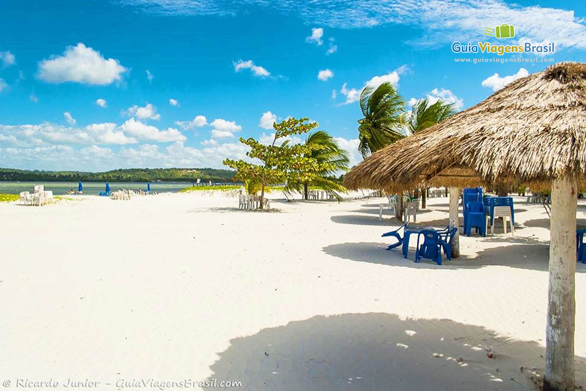 Imagem de quiosques para os turistas na Ilha de Itamaracá em Pernambuco.